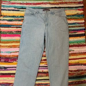 Gloria Vanderbilt lightwash high-waisted jeans